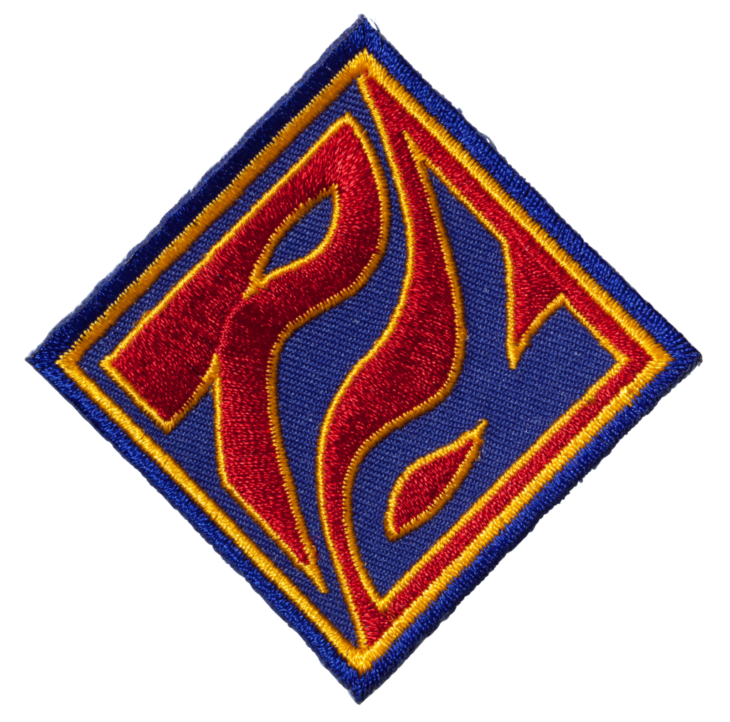 Das Wappen der Roverbewegung. ein rotes R in der linken, ein blaues R auf der rechten Seite. Das rechte R ist gespiegelt. Der Hintergrund in der jeweiligen Hälfte ist in der jeweils anderen Farbe.